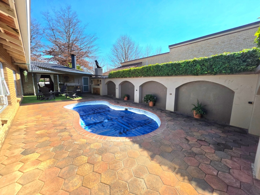 5 Bedroom Property for Sale in La Provance Free State